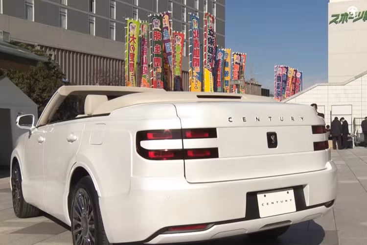 Xe nổi bật với màu trắng tinh khôi, nội thất màu kem sang trọng và bộ mâm đa chấu mạ crôm sáng bóng. Được biết, các kỹ sư của Toyota đã thực hiện những cải tiến đáng kể trên chiếc SUV hạng sang mui trần này.