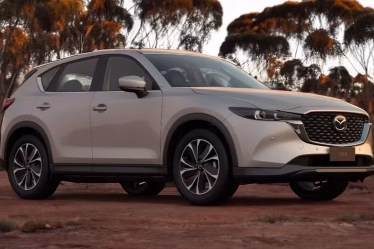 Trong khi đó, ở khảo sát của trang Edmunds, Mazda CX-5 cũng chỉ xếp ở vị trí thứ 3 sau Honda CR-V và Mazda CX-50. Thậm chí, mẫu xe gầm cao Nhật Bản này còn tụt xuống tận vị trí thứ 6 theo khảo sát của trang KBB.