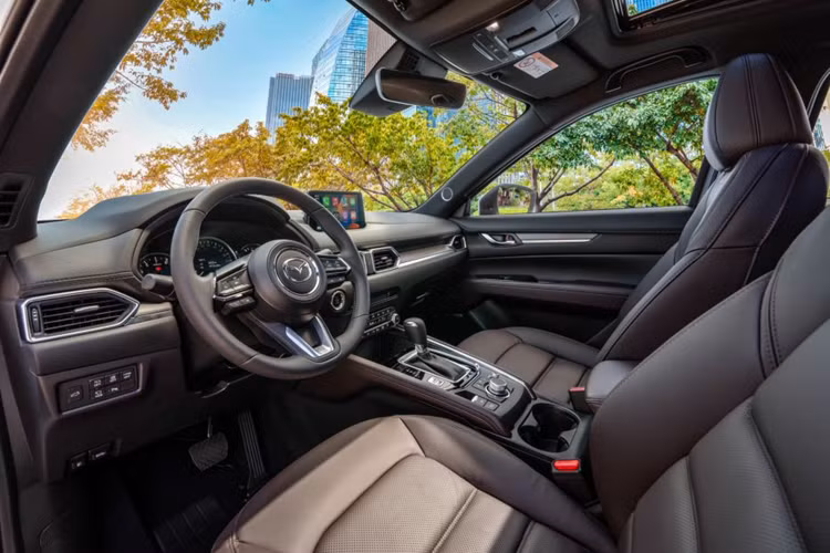 Hiện tại, Mazda CX-5 vẫn chưa có màn hình cảm ứng và việc điều khiển màn hình thông tin giải trí vẫn phải dựa vào các núm xoay. Hay như trên các mẫu xe khác, tính năng Apple CarPlay không dây giờ đây đã là tiêu chuẩn thì ở CX-5 lại chỉ được trang bị trên bản cao cấp.