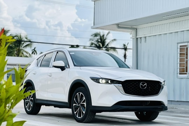 Tính từ năm 2017 đến nay, Mazda CX-5 chưa có thay đổi đột phá nào trong thiết kế lẫn trang bị tiện ích hay động cơ. Trong khi đó, “đối thủ” Honda CR-V đã đi trước một bước khi ra mắt thế hệ mới vào năm 2022.