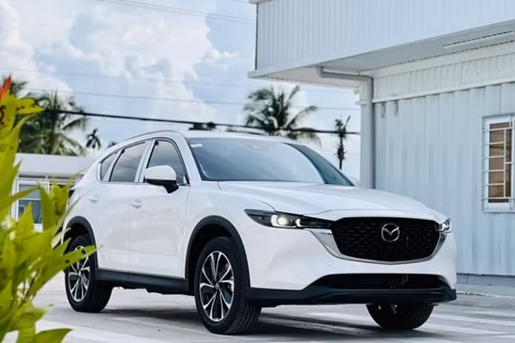 Tính từ năm 2017 đến nay, Mazda CX-5 chưa có thay đổi đột phá nào trong thiết kế lẫn trang bị tiện ích hay động cơ. Trong khi đó, “đối thủ” Honda CR-V đã đi trước một bước khi ra mắt thế hệ mới vào năm 2022.