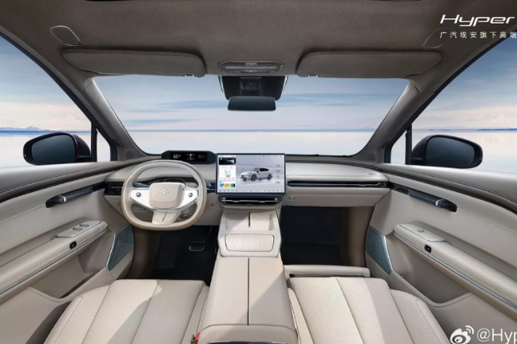 Về nội thất, cách bố trí bên trong khoang cabin của Hyper HT cũng được “vay mượn” khá nhiều từ Tesla. Xe được trang bị màn hình trung tâm cảm ứng kích thước lớn 14,6 inch và một màn hình phụ 8,8 inch đặt sau vô-lăng.