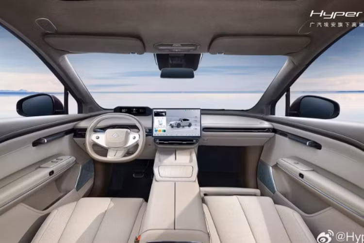 Về nội thất, cách bố trí bên trong khoang cabin của Hyper HT cũng được “vay mượn” khá nhiều từ Tesla. Xe được trang bị màn hình trung tâm cảm ứng kích thước lớn 14,6 inch và một màn hình phụ 8,8 inch đặt sau vô-lăng.