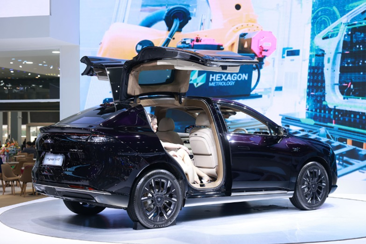 Khu vực tựa tay trung tâm được thiết kế dạng nổi, không gian chứa đồ cỡ lớn và 2 sạc không dây. Ghế ngồi trên xe được tích hợp chức năng massage, sưởi. Hàng ghế sau có độ ngả lên đến 143 độ, đi cùng bệ tỳ tay và bàn làm việc như ghế “chủ tịch”.