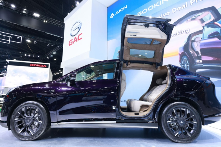 Xe còn có các trang bị đáng chú ý khác như: lưới tản nhiệt Wind Blade, đèn pha Diamond Cut, đèn hậu Horizon, kính cửa xe không viền, vành la zăng 19 hoặc 20 inch, mui xe bằng kính toàn cảnh và camera trên chắn bùn trước.