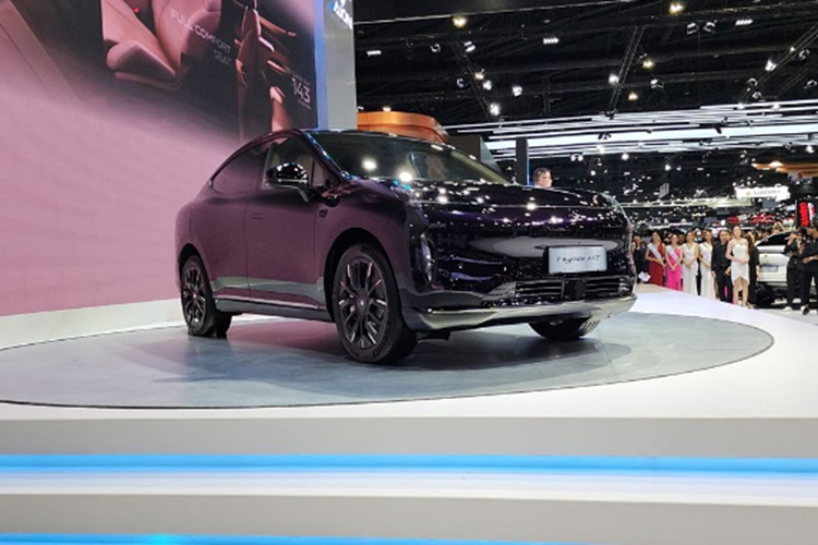 Tại Thái Lan, giá xe Aion Hyper HT 2024 khởi điểm từ 1,069 triệu baht (741 triệu đồng). Xe có kích thước tổng thể dài x rộng x cao lần lượt là 4.935 x 1.920 x 1.700 (mm), chiều dài cơ sở đạt 2.935 mm. Với kích thước này, Hyper HT sẽ được định vị nằm giữa VinFast VF8 và VF9.