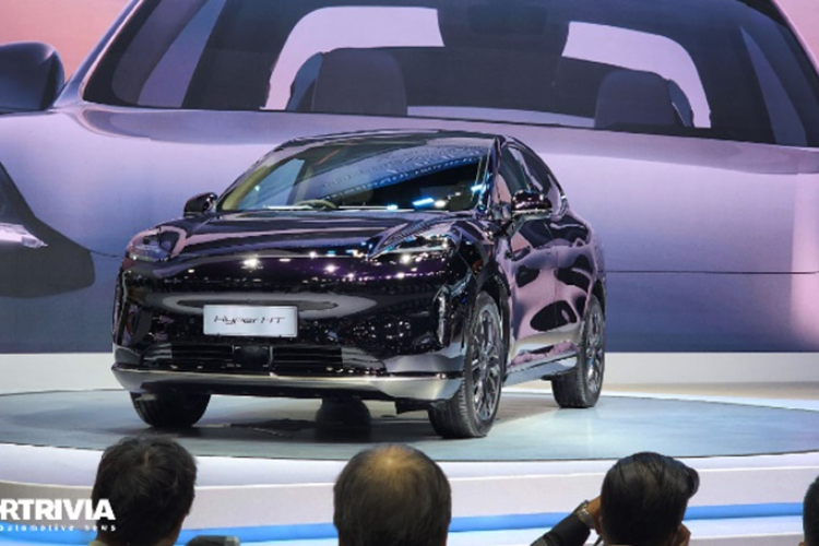 Theo đó, những khách hàng đặt cọc sớm sẽ được tặng 1 năm bảo hiểm thân vỏ và một số loại voucher. Khách hàng có thể rút cọc hoàn toàn nếu không muốn lấy xe. Hiện hãng vẫn chưa công bố giá bán của Aion Hyper HT tại Việt Nam.