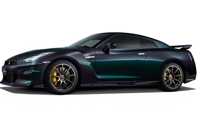 Thông số động cơ của Nissan GT-R 2025 không có sự thay đổi so với bản tiền nhiệm. Ở bản tiêu chuẩn, GT-R có công suất 570 mã lực, trong khi bản hiệu suất cao GT-R NISMO có công suất 600 mã lực. Tất cả đều sử dụng hộp số 6 cấp ly hợp kép GR6.