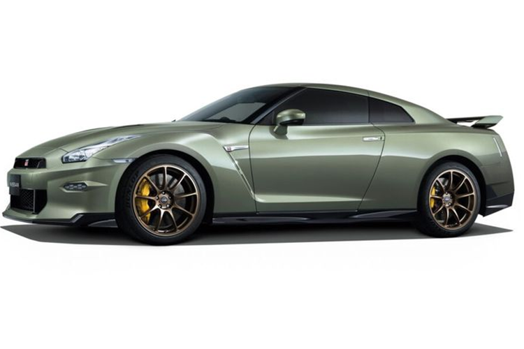 Động cơ của Nissan GT-R được lắp ráp thủ công bởi các “takumi” – những kỹ sư có chuyên môn cao nhất tại Nissan. Tên đầy đủ của những người này được khắc lên một tấm nhôm gắn bên ngoài lốc máy và trở thành một điểm nhấn quan trọng của “Godzilla” trong suốt nhiều năm qua.