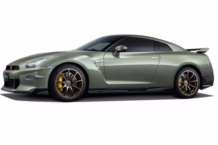 Động cơ của Nissan GT-R được lắp ráp thủ công bởi các “takumi” – những kỹ sư có chuyên môn cao nhất tại Nissan. Tên đầy đủ của những người này được khắc lên một tấm nhôm gắn bên ngoài lốc máy và trở thành một điểm nhấn quan trọng của “Godzilla” trong suốt nhiều năm qua.