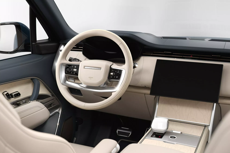 Ngoại thất của xe được sơn màu Xanh bóng, kết hợp với mui xe màu bạc. Chiếc SUV này được trang bị bộ mâm xe hợp kim rèn 23 inch, hoàn thiện bằng màu Xám đậm với điểm nhấn là màu đen Satin. Chiếc xe còn được trang bị dòng chữ Range Rover màu Black Metal với viền được làm nổi bật bằng Silver Chrome.