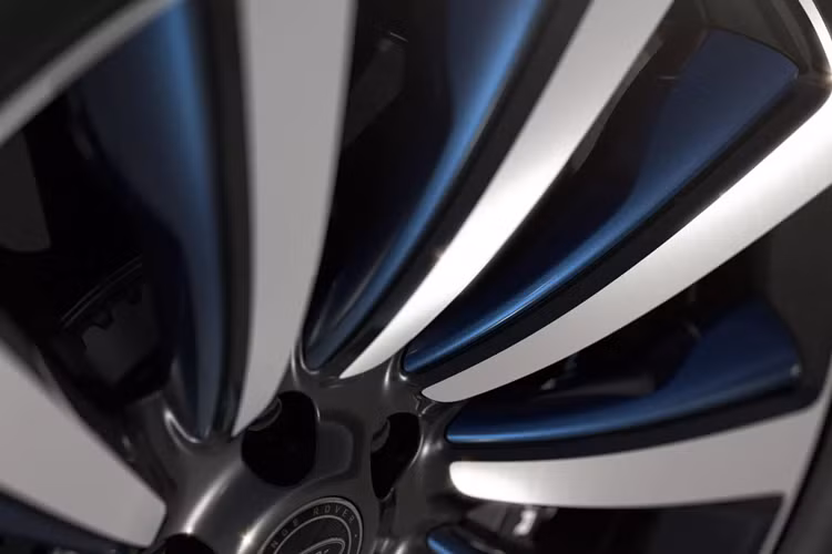 Tác phẩm này được tạo ra bởi nhà điêu khắc người Anh Jason deCaires Taylor và đóng vai trò là biểu tượng cho sự bảo vệ Rạn san hô Great Barrier. Đúng như tên gọi, phiên bản Range Rover đặc biệt này có nhiều điểm được lấy cảm hứng từ hòn đảo Đảo Orpheus, nằm ở Queensland, Úc.