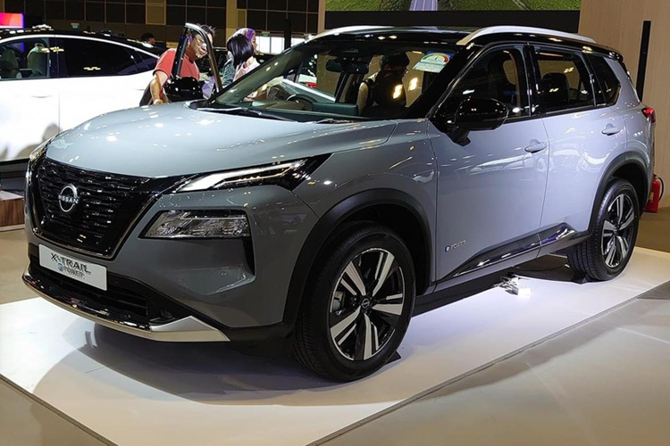 Nằm dưới nắp capo của Nissan X-Trail 2025 là động cơ xăng tăng áp 1.5L 3 xi-lanh, cho công suất 163 mã lực và mô-men xoắn 300 Nm, kết hợp với hộp số tự động CVT. Hiện mức giá xe Nissan X-Trail 2025 bản 7 chỗ vẫn chưa được công bố chính thức.