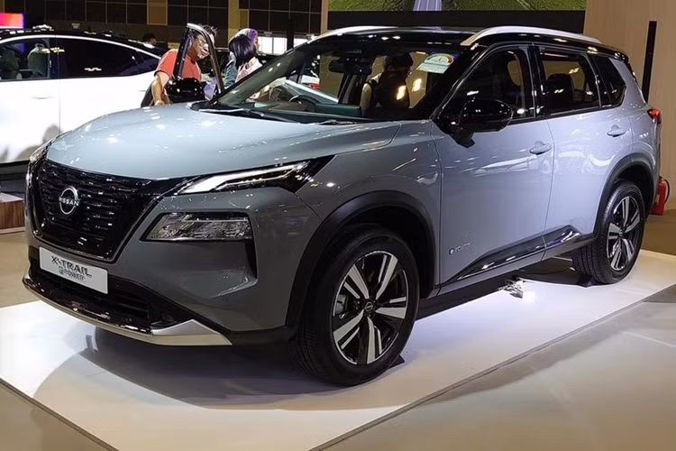 Nằm dưới nắp capo của Nissan X-Trail 2025 là động cơ xăng tăng áp 1.5L 3 xi-lanh, cho công suất 163 mã lực và mô-men xoắn 300 Nm, kết hợp với hộp số tự động CVT. Hiện mức giá xe Nissan X-Trail 2025 bản 7 chỗ vẫn chưa được công bố chính thức.