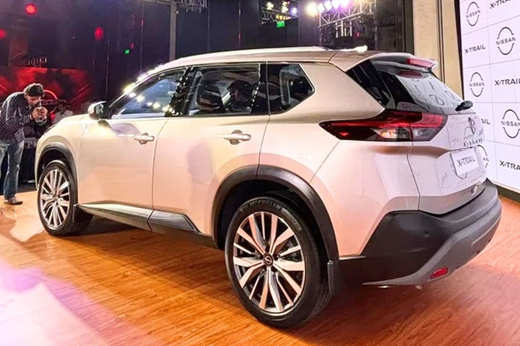 Nhìn chung, mẫu xe SUV Nissan X-Trail bản 7 chỗ mới này sở hữu thiết kế khá tương đồng với phiên bản toàn cầu. Đầu xe Nissan X-Trail mới gây ấn tượng bởi lưới tản nhiệt phía trước V-motion với các điểm nhấn mạ crôm cùng cản trước thể thao và hốc hút gió rộng.