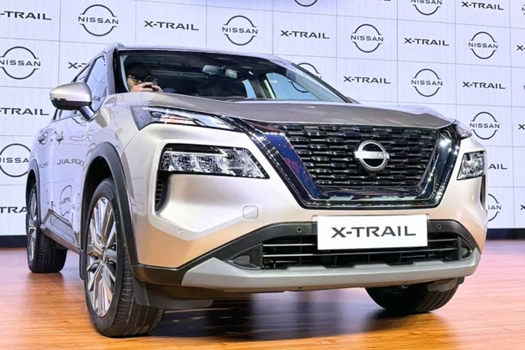  Nissan X-Trail 2025 bản 7 chỗ được phát triển dựa trên nền tảng CMF-C cùng khoảng sáng gầm xe 210 mm và bán kính quay vòng 5,5 m. Khách hàng mua xe sẽ có 3 tùy chọn màu sơn ngoại thất là Trắng Solid White, Bạc Champagne Silver và Đen Diamond Black.
