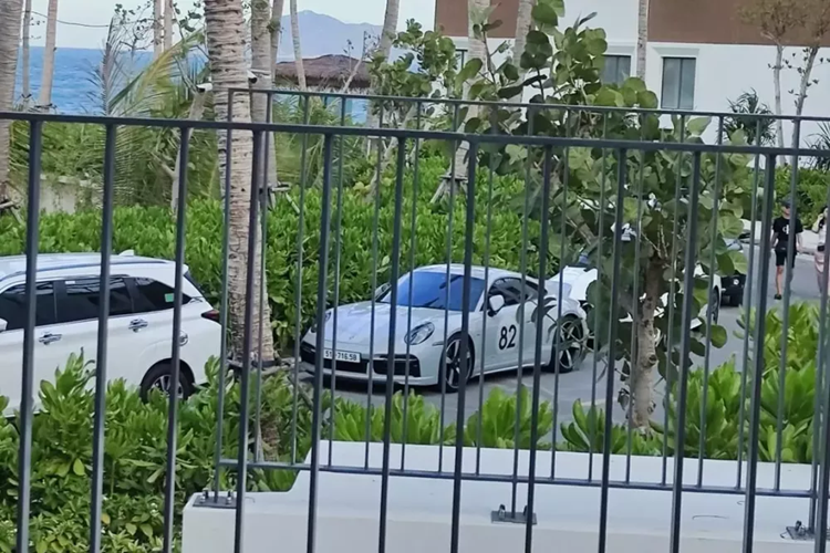 Cụ thể, Cường Đô la Thay đã không chọn siêu xe Ferrari SF90 hay Bentley Continental GT V8 siêu sang, mà tay này lại chọn Porsche 911 Sport Classic phiên bản giới hạn để trải nghiệm cao tốc Cam Lâm - Vĩnh Hảo.