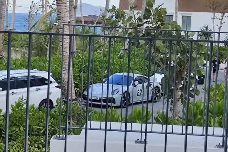 Cụ thể, Cường Đô la Thay đã không chọn siêu xe Ferrari SF90 hay Bentley Continental GT V8 siêu sang, mà tay này lại chọn Porsche 911 Sport Classic phiên bản giới hạn để trải nghiệm cao tốc Cam Lâm - Vĩnh Hảo.