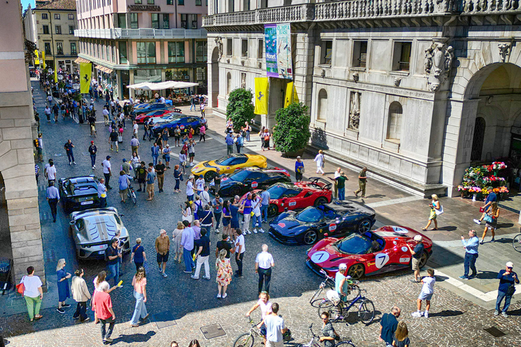 Mới đây, 124 siêu xe Ferrari cực phẩm với đủ các phiên bản, từ Hypercar đến những mẫu siêu xe phổ thông hơn đã quy tụ để tham dự vào hành trình Ferrari Cavalcade 2024. Những vị chủ nhân đã có cơ hội “cầm cương” chính con ngựa hoang của mình khởi hành từ thành phố Venice đây lãng mạn của Ý.