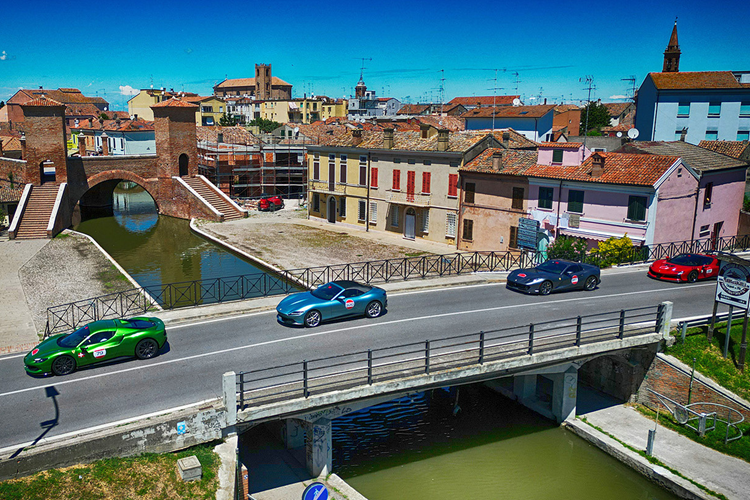 Buổi dạ tiệc black tie đã kết thúc sự kiện Cavalcade với một cuộc đấu giá từ thiện để hỗ trợ một dự án giáo dục mới ở Maranello với tham vọng toàn cầu và một dự án ở khu vực Venice của Save the Children nhằm chống lại nghèo đói về giáo dục.