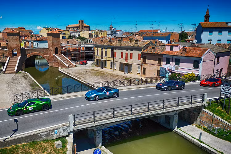 Buổi dạ tiệc black tie đã kết thúc sự kiện Cavalcade với một cuộc đấu giá từ thiện để hỗ trợ một dự án giáo dục mới ở Maranello với tham vọng toàn cầu và một dự án ở khu vực Venice của Save the Children nhằm chống lại nghèo đói về giáo dục.