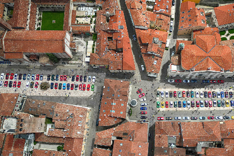 Khởi hành đến nơi tuyệt vời nhất của miền Bắc nước Ý và vào thời gian nghỉ chân đầu tiên trong ngày, hành trình Cavalcade tiến vào dãy núi Dolomite hùng vĩ, dừng lại ở Passo D’Aune tại Alpina 1954, trước khi đi về phía bắc tới thị trấn Agordo xinh đẹp và nghỉ trưa tại PalaLuxottica.