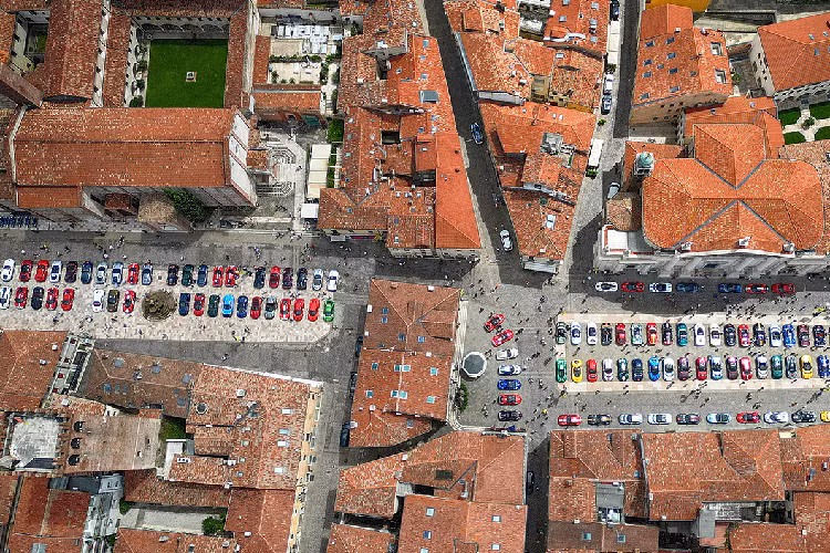 Khởi hành đến nơi tuyệt vời nhất của miền Bắc nước Ý và vào thời gian nghỉ chân đầu tiên trong ngày, hành trình Cavalcade tiến vào dãy núi Dolomite hùng vĩ, dừng lại ở Passo D’Aune tại Alpina 1954, trước khi đi về phía bắc tới thị trấn Agordo xinh đẹp và nghỉ trưa tại PalaLuxottica.