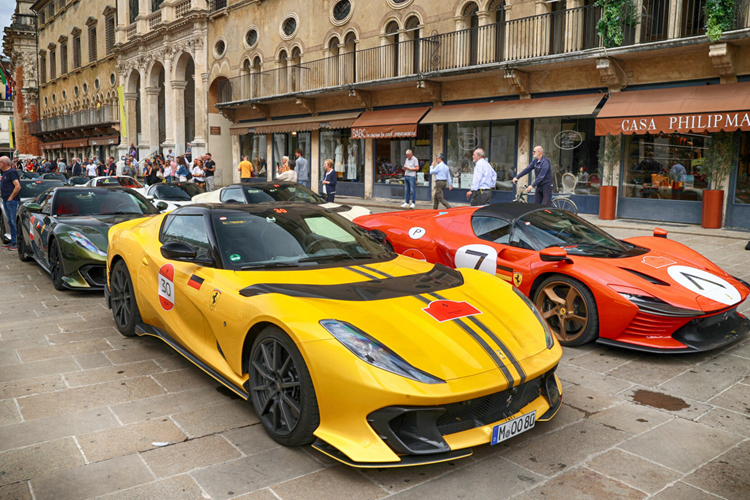 Trong số 124 siêu xe Ferrari tại Cavalcade 2024, độc đáo có tới 21 chiếc thuộc những phiên bản độc đáo là 812 Compizione A và hai chiếc độc nhất vô nhị là SP-8 và SP-38 đã tập trung tại Cảng Venice để có màn trình diễn ngoạn mục vào Chủ Nhật trước lễ hội và bắt đầu hành trình 4 ngày rong ruổi khắp nước Ý xinh đẹp.