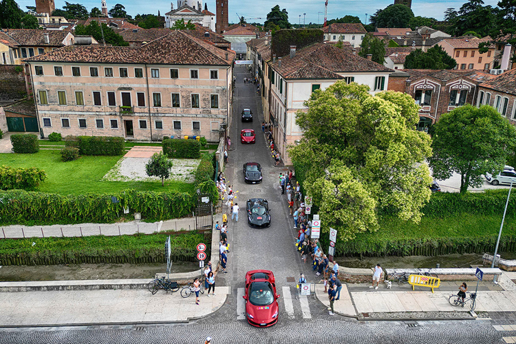 Với toàn bộ sự kiện diễn ra tại Khách sạn St Regis sang trọng của Venice, ngày đầu tiên bắt đầu với việc khách hàng được đưa đón bằng tàu thủy từ khách sạn đến Cảng Venice để đón xe khởi hành vào sáng sớm.