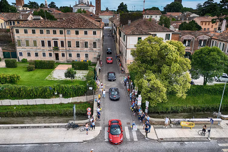 Với toàn bộ sự kiện diễn ra tại Khách sạn St Regis sang trọng của Venice, ngày đầu tiên bắt đầu với việc khách hàng được đưa đón bằng tàu thủy từ khách sạn đến Cảng Venice để đón xe khởi hành vào sáng sớm.