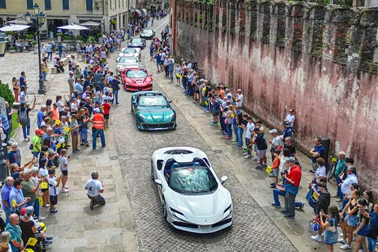 Ngày hôm sau, toàn bộ những khách hàng của hãng xe Ferrari chào tạm biệt lần cuối và rời Venice, ra đi với những kỷ niệm khó quên về những con đường tuyệt vời, khung cảnh ngoạn mục và ẩm thực tinh tế mà chỉ miền Bắc nước Ý mới có.