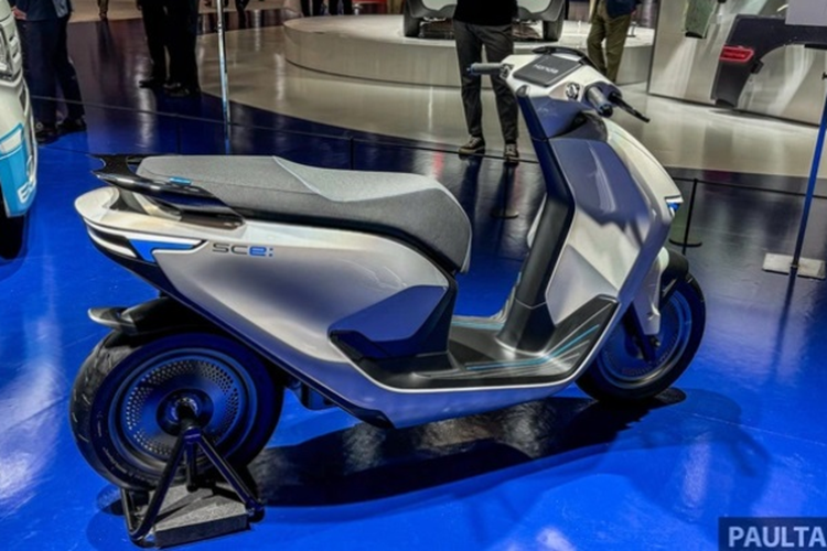 Phía đuôi xe được bo cong mềm mại, đi cùng cụm đèn hậu khá đẹp mắt. Honda SC e: concept còn có phần sàn để chân phẳng, rộng rãi và yên liền bọc da 2 tông màu.