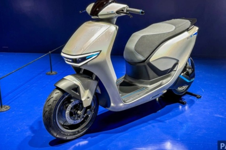 Đầu xe gây ấn tượng với cụm đèn pha, xi nhan và cả đèn ban ngày được thiết kế thành một khối thống nhất, ôm lấy mặt trước của xe.