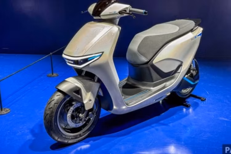 Đầu xe gây ấn tượng với cụm đèn pha, xi nhan và cả đèn ban ngày được thiết kế thành một khối thống nhất, ôm lấy mặt trước của xe.