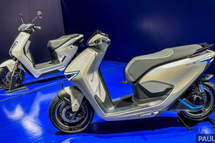 Về thiết kế, xe máy điện Honda SC e: concept sở hữu ngoại hình của một chiếc scooter (xe tay ga), với phần yếm trước khá lớn. Chi tiết này khiến nhiều người liên tưởng tới mẫu Honda LEAD rất hổi tiếng của hãng xe Nhật.