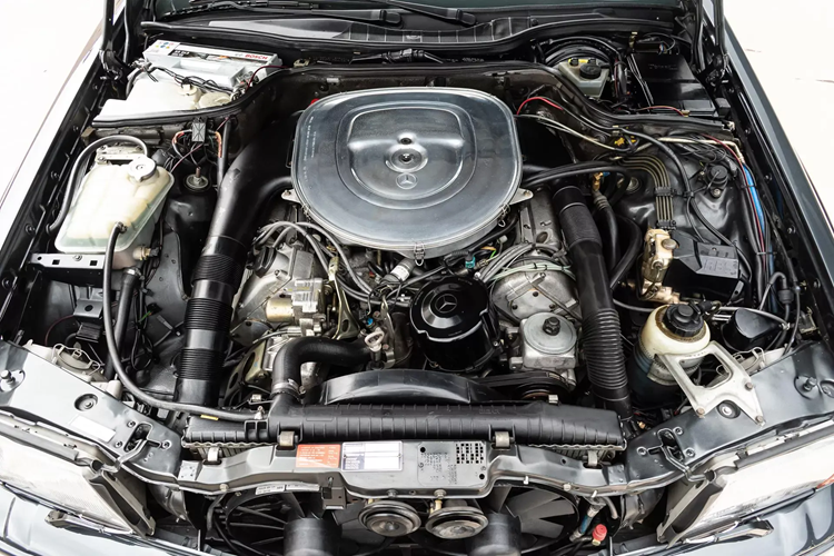 Được biết, chiếc xe rời khỏi nhà máy ban đầu được sơn màu Xanh đen ánh kim và đã được sơn lại màu đen theo yêu cầu của chủ sở hữu trước đó.