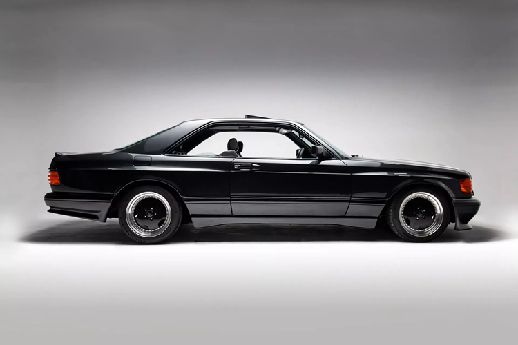 Chiếc xe đời 1989 này được giao đến Nhật Bản lúc xuất xưởng và ở Nhật cho đến năm 2016, sau đó chiếc xe được xuất khẩu sang châu Âu và lưu trú tại Anh và Áo. Tiếp đó, chiếc xe lại được chuyển đến Hoa Kỳ và mức giá xe Mercedes-Benz 560SEC 1989 này đã vượt xa chiếc Mercedes-AMG GT hoàn toàn mới.