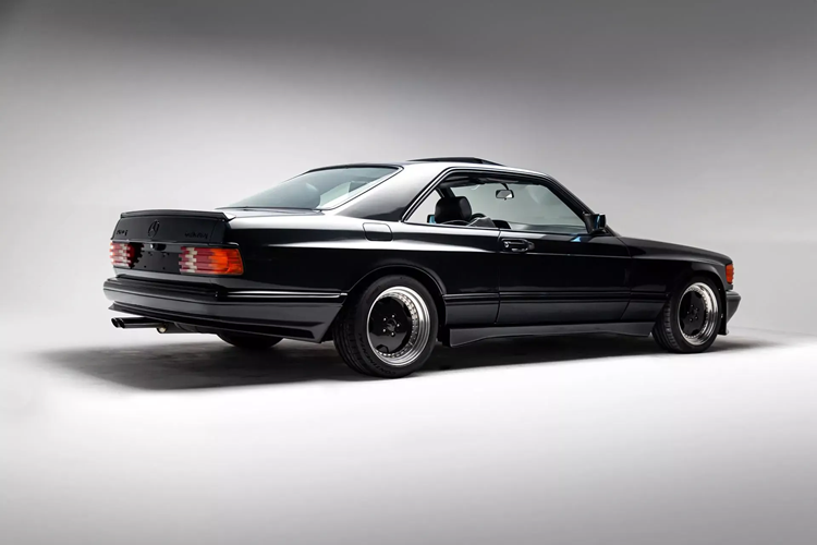 Về nội thất, xe được trang bị nhiều chi tiết ấn tượng bao gồm ghế Recaro có sưởi và chỉnh điện với chức năng nhớ ghế hai vị trí. Khoang nội thất của xe còn được nẹp viền gỗ burl, điều hòa không khí tự động và vô lăng Momo bọc da.