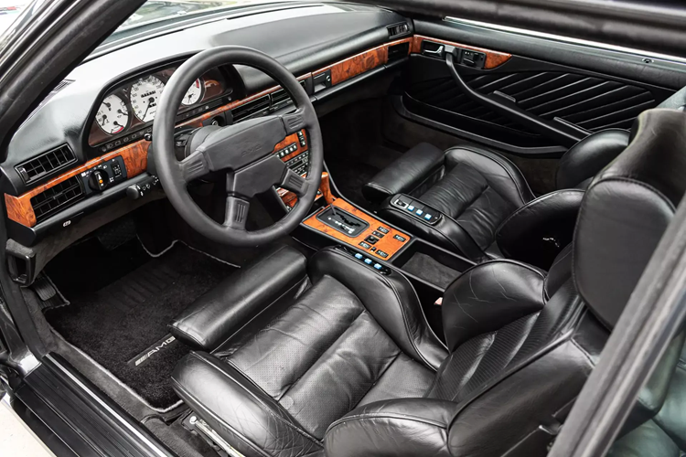 Mặc dù xe đã cũ, nhưng xe vẫn trong tình trạng tuyệt vời và vẫn sử dụng bộ mâm xe OZ Racing nguyên bản với nan hoa màu đen và viền được đánh bóng.