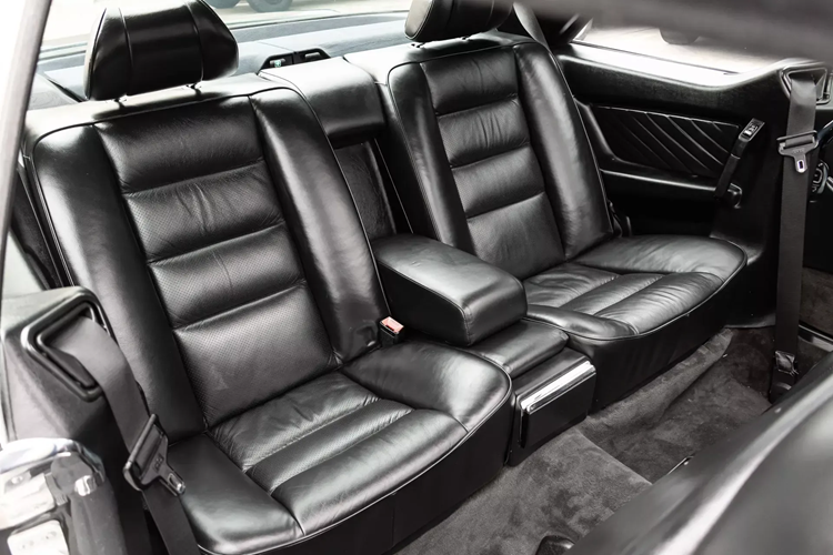 Động cơ của chiếc xe này là động cơ V8 hút khí tự nhiên 6.0 lít tạo ra công suất ấn tượng 385 mã lực khi 560SEC còn mới. Kết hợp với động cơ V8 là hộp số tự động bốn cấp dẫn động bánh sau thông qua bộ vi sai chống trượt giới hạn.