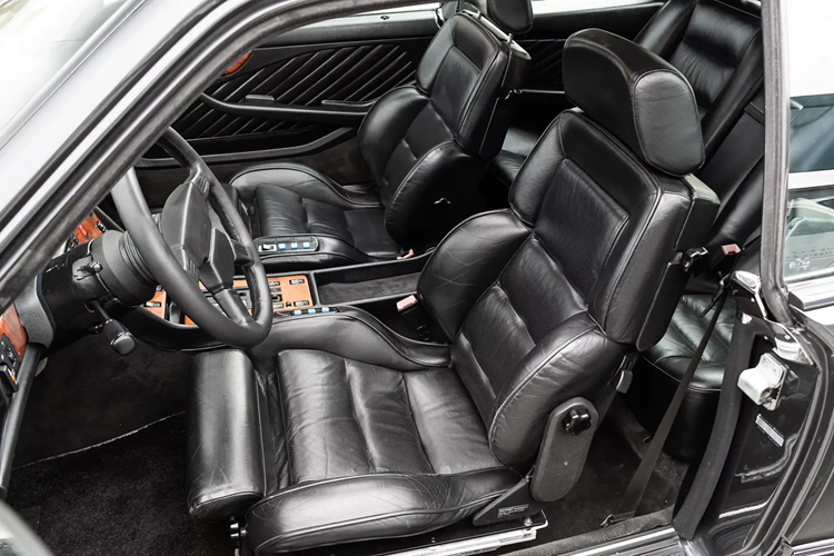 Những bánh xe này được trang bị đi kèm bộ lốp Continental ExtremeContact Sport 02 bám đường và xe cũng có bộ phuộc giảm xóc “hàng hiệu” Bilstein-AMG ở cả bốn góc.