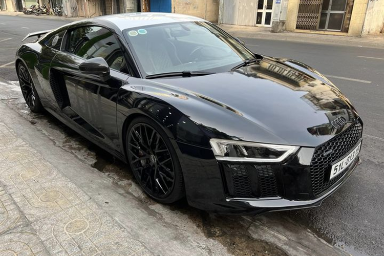 Được biết, ông Đặng Lê Nguyên Vũ tậu Audi R8 hàng hiếm này vào năm ngoái, với số tiền khoảng gần 9 tỷ đồng. Ở thời điểm hiện tại, xe mới đi được chưa đến 7.000 km, khá ít so với nhiều xe cùng đời (2015 - 2017).