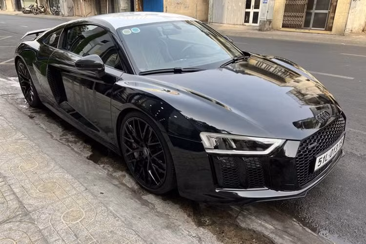 Được biết, ông Đặng Lê Nguyên Vũ tậu Audi R8 hàng hiếm này vào năm ngoái, với số tiền khoảng gần 9 tỷ đồng. Ở thời điểm hiện tại, xe mới đi được chưa đến 7.000 km, khá ít so với nhiều xe cùng đời (2015 - 2017).