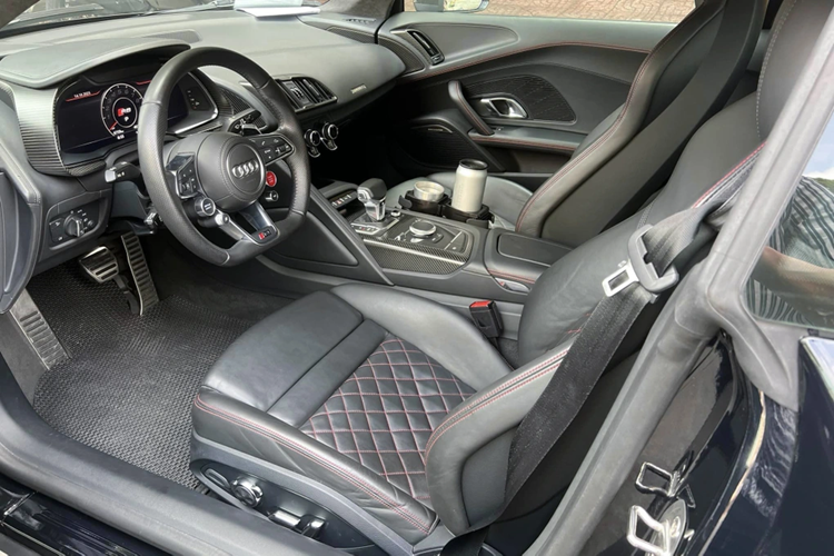 Chất liệu carbon dùng ở một số vị trí như bảng đồng hồ sau vô-lăng, bảng điều khiển trung tâm, cửa gió điều hòa. Mẫu siêu xe này không được trang bị màn hình giải trí trung tâm.