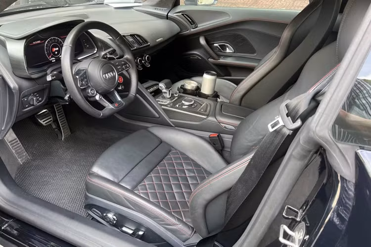 Chất liệu carbon dùng ở một số vị trí như bảng đồng hồ sau vô-lăng, bảng điều khiển trung tâm, cửa gió điều hòa. Mẫu siêu xe này không được trang bị màn hình giải trí trung tâm.