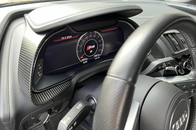 Sau thời gian dài sử dụng, nội thất đã có dấu hiệu “lão hóa” nhẹ. Ghế ngồi xuất hiện một số vết nhăn ở hai bên. Tông màu đen tổng thể được điểm xuyết bằng đường chỉ khâu màu đỏ.