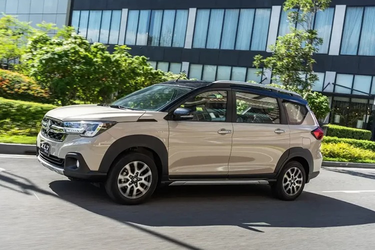 Hệ thống truyền động này bao gồm động cơ xăng 1.5L công suất 103 mã lực và mô-men xoắn 138 Nm, đi kèm mô-tơ điện và pin lithium-ion giúp hỗ trợ tăng tốc và giảm mức độ tiêu thụ nhiên liệu.