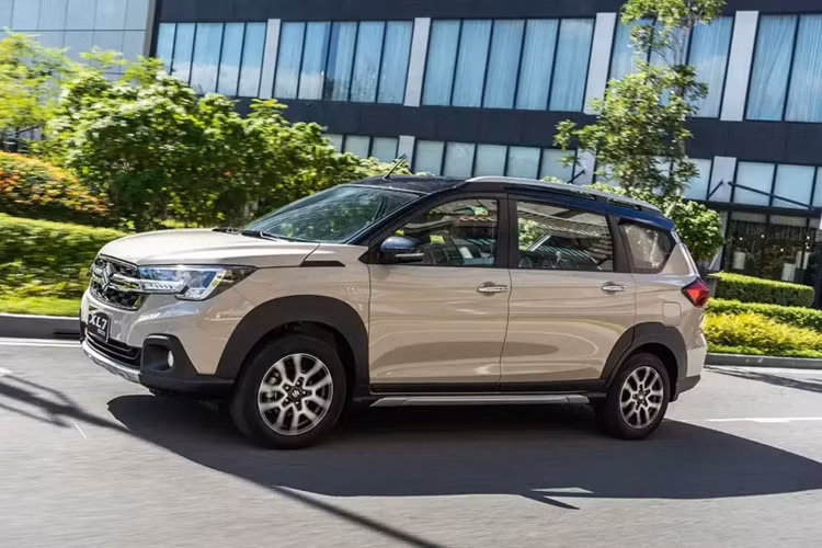 Hệ thống truyền động này bao gồm động cơ xăng 1.5L công suất 103 mã lực và mô-men xoắn 138 Nm, đi kèm mô-tơ điện và pin lithium-ion giúp hỗ trợ tăng tốc và giảm mức độ tiêu thụ nhiên liệu.