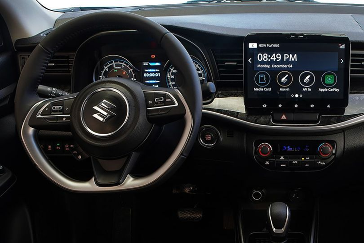 Trong đó, Cruise Control là tính năng mà nhiều chủ xe XL7 đã mong chờ từ lâu. Bên cạnh đó, xe cũng được bổ sung tính năng đèn bật/tắt tự động và gương gập điện tự động. Về thiết kế, XL7 Hybrid mới có thêm phần ốp chrome ở lưới tản nhiệt trước và kính hậu.