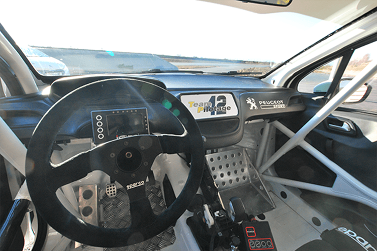 Dưới nắp ca-pô là phiên bản nâng cấp của động cơ xăng ba xi-lanh 1,2 lít tăng áp của Stellantis, sản sinh công suất 143 mã lực. Nó mạnh hơn 44 mã lực so với Peugeot 208 sản xuất, nhưng kém 66 mã lực so với 208 Rally4. Tuy nhiên, 208 Racing có đủ sức mạnh cho một chiếc xe nhỏ chỉ nặng 1.050 kg.